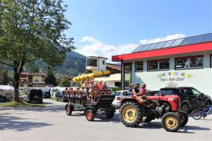 Ospiti di Mountainview Lodge - Chalet im Zillertal direkt am 5 Sterne Campingplatz Aufenfeld mit Hallenbad und Sauna