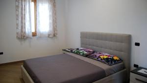 een bed in een kleine kamer met een bed sidx sidx sidx bij Madre Terra in Pimonte