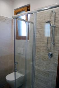 een badkamer met een glazen douche en een toilet bij Madre Terra in Pimonte