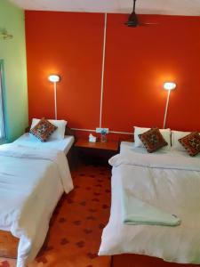 Postel nebo postele na pokoji v ubytování Hotel Tiger Tops Sauraha + 37 fotografií