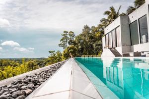 a view of the infinity pool at the resort at NAKED Villa in Dodampe