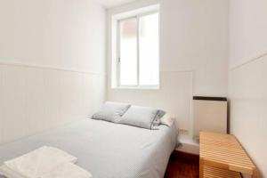 - une chambre blanche avec un lit et une fenêtre dans l'établissement Apartamento La Latina I, à Madrid