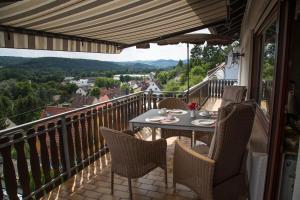 una mesa y sillas en un balcón con vistas en Feriendomizil Renate en Bad Sobernheim