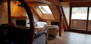 um quarto com lareira numa casa de madeira em Lou Francese em Ceillac
