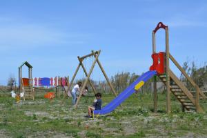 un grupo de niños jugando en un parque infantil en Agricampeggio Alessandra en Torrenova