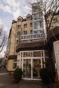 ein Gebäude mit einem Schild auf der Vorderseite in der Unterkunft Hotel Residenz in Düsseldorf