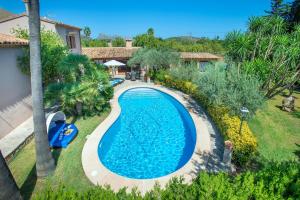ポリェンサにあるOwl Booking Villa Suavet Petit - Exclusive Property with a Stunning Poolの庭のスイミングプールの景色