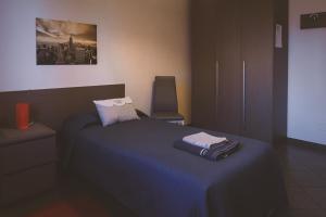 クレアッツォにあるB&B Gli Olmiのベッドルーム1室(ベッド1台、椅子付)