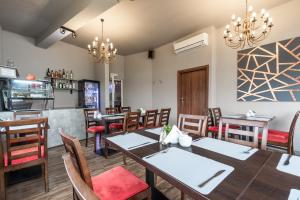 un restaurante con mesas y sillas de madera y un bar en Hotel Biancas, en Kosakowo