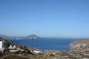 - une vue sur l'océan depuis une colline dans l'établissement Kaminaki Amorgos, à Órmos Aiyialís