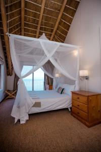 Ένα ή περισσότερα κρεβάτια σε δωμάτιο στο Whale Huys Luxury Oceanfront Eco Villa +73 φωτογραφίες