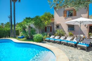 ポリェンサにあるOwl Booking Villa Suavet Petit - Exclusive Property with a Stunning Poolのスイミングプール(椅子、パラソル付)のある家