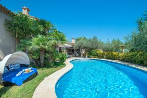 ポリェンサにあるOwl Booking Villa Suavet Petit - Exclusive Property with a Stunning Poolの家の隣にあるベンチ付きのスイミングプール
