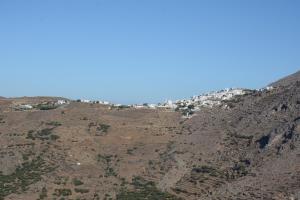 - une vue aérienne sur une colline avec des maisons dans l'établissement Kaminaki Amorgos, à Órmos Aiyialís