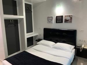 Hôtel le calife客房内的一张或多张床位