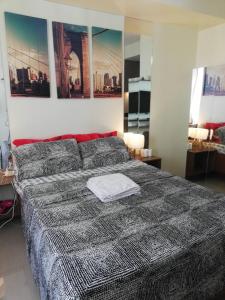 um quarto com uma cama com um cobertor preto e branco em JDT's Condo at Horizons 101 Cebu em Cebu