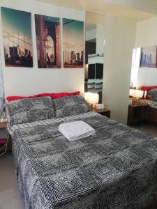 um quarto com uma cama com uma toalha em JDT's Condo at Horizons 101 Cebu em Cebu