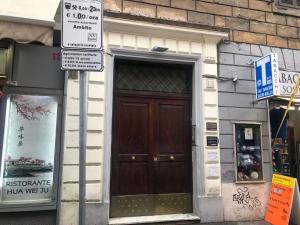 罗马Iris Guest House的大楼内有街道标志的大木门