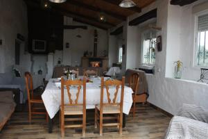 A seating area at Casa Rural Asiento del Río