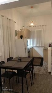 - une cuisine avec une table et des chaises dans la chambre dans l'établissement Plomari - Seafari Apartment, à Plomári