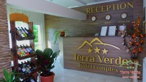 un magasin avec une pancarte pour un hôpital de la vallée de la temena dans l'établissement Комплекс "Тера Верде", à Oreshak