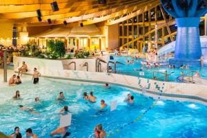 a group of people swimming in a swimming pool at Hotel garni "Zum Eichwerder" in Templin