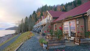 un edificio con flores a un lado. en Hjellup Fjordbo, en Leksvik