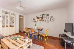 リスボンにあるOak Valley Flats Bairro Altoのリビングルーム(テーブル、椅子付)