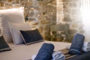 ein Paar blaue Socken auf einem Bett in der Unterkunft Paxos Fairytales Lovenest 1 in Gaios