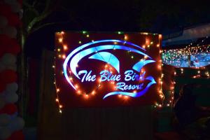 un panneau pour la révolte du taureau bleu la nuit dans l'établissement Blue Bird Resort, à Havelock Island