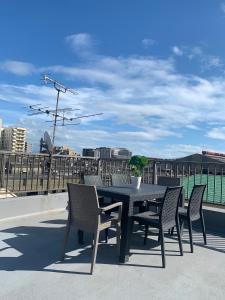 d'une table et de chaises avec vue sur la ville. dans l'établissement ガナダン中央駅 3f 無料駐車場, à Kagoshima