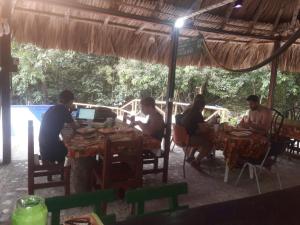 
A restaurant or other place to eat at Entre Bosques Tayrona Campero
