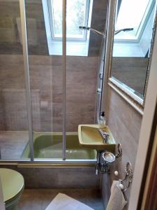 Koupelna v ubytování Gästezimmer Neumair + 4 fotografie