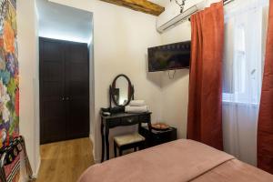 TV a/nebo společenská místnost v ubytování B&B Ventisei Scalini A Trastevere
