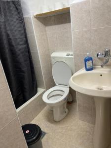 łazienka z toaletą i umywalką w obiekcie Jerusalem Old City room w mieście Jerozolima