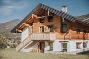drewniany dom z balkonem na górze w obiekcie Appartements Wieshof w mieście Sankt Johann im Pongau