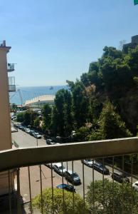 un balcón con vistas a un aparcamiento en VIOLA HOME en Salerno