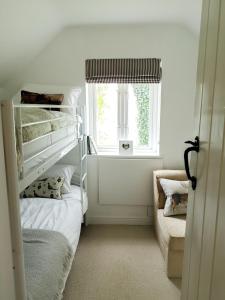 เตียงสองชั้นในห้องที่ Mill Green Cottage, On site Pools & Spa access