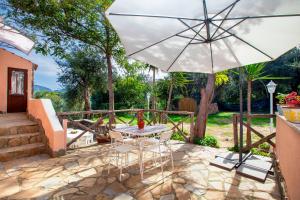 een patio met een tafel en een parasol bij Gaiano Apt in Sorrento