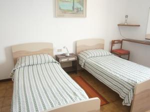 two beds in a small room with at CASA IN RIVA AL LAGO in Varenna