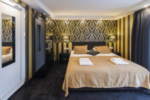 - une chambre avec un grand lit et 2 serviettes dans l'établissement Villa Monte Dana, à Zwanenburg