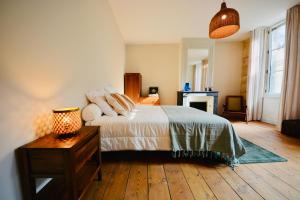 Ένα ή περισσότερα κρεβάτια σε δωμάτιο στο Maison Bouquiere La Cabrerie