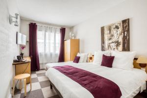 Ein Bett oder Betten in einem Zimmer der Unterkunft Logis Hôtel-Restaurant La Coupe d'Or