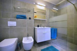 ein Badezimmer mit einer weißen Toilette und einem Waschbecken in der Unterkunft Apartment Vanilla II with beautiful Seaview in Rabac