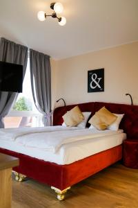 1 dormitorio con 1 cama grande y 1 sofá en Boardinghouse City Home en Bielefeld