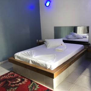 1 dormitorio con 2 camas en una habitación en Motel Del Fuego (Adult Only), en Pelotas