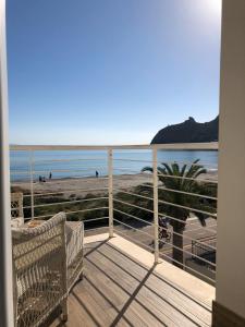 einen Balkon mit Blick auf den Strand in der Unterkunft Hotel Nautilus in Cagliari
