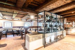 Un restaurante con barra, mesas y sillas. en Pöltnerhof, en Weilheim in Oberbayern