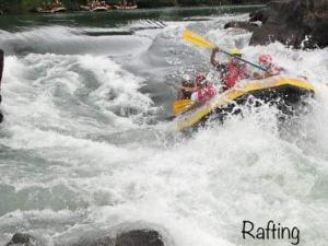 un grupo de personas en una balsa en un río en Adventure Inn Dandeli, en Dandeli