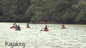 un grupo de personas haciendo kayak en un río en Adventure Inn Dandeli, en Dandeli 3 fotos más